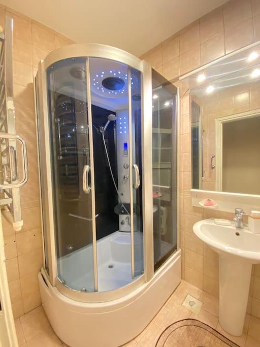 Apartamento Comfy - Spacious Flat On The Kadikoey Seaside Estambul Exterior foto